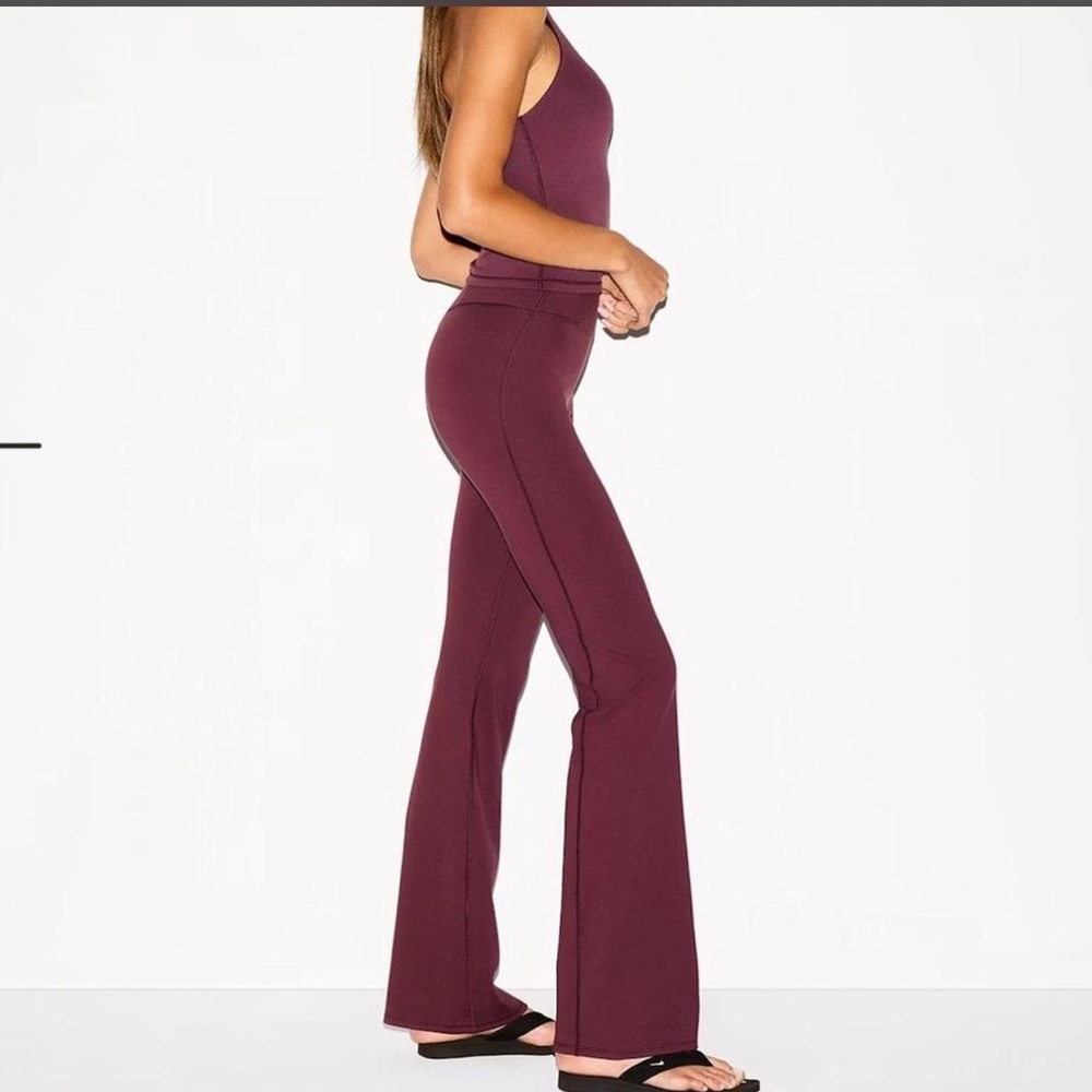 NikeSKIMS MATTE SLIM FLARE LEGGING